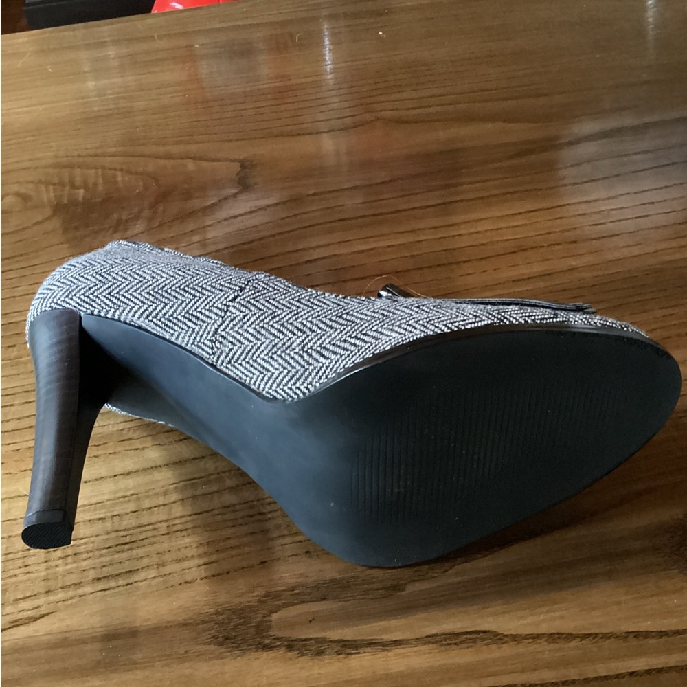 Elegant Herringbone Heels with Black Accents - Picture 5 of 7